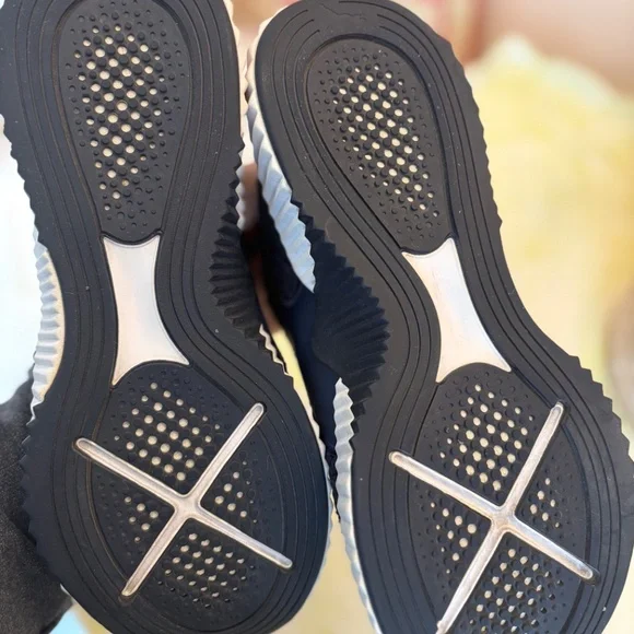 PUMA WOMEN'S ATHLETIC SHOE - Picture 6 of 7